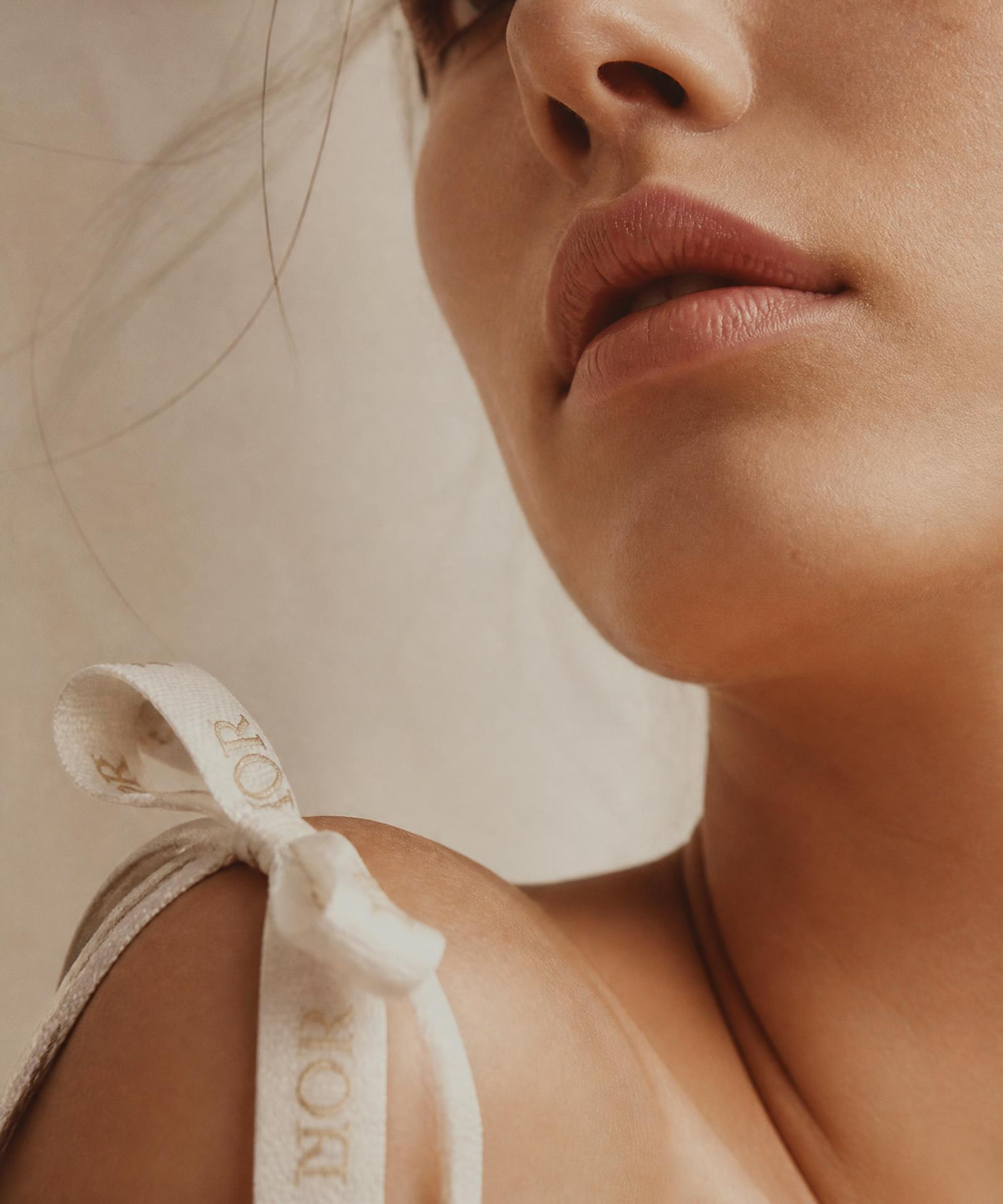 Detalle editorial de belleza natural en luz cálida